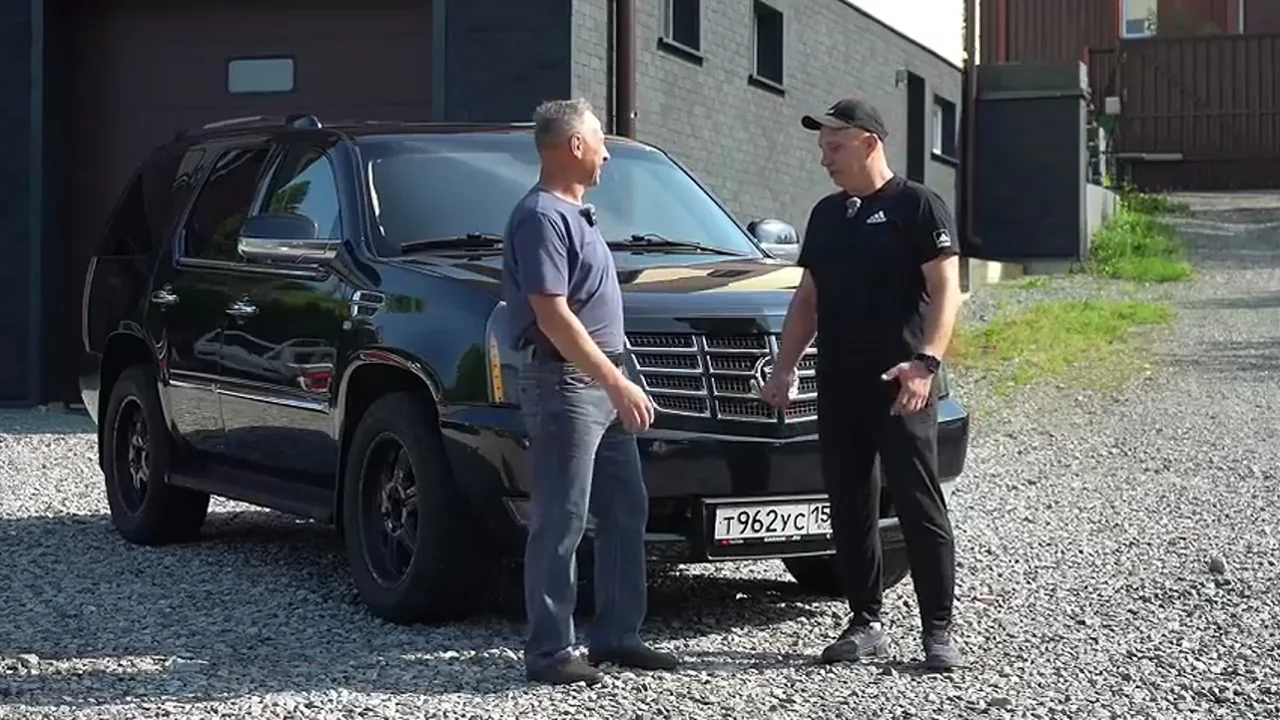 Стариков Игорь получает Cadillac Escalade рядом с ведущим Garage 54